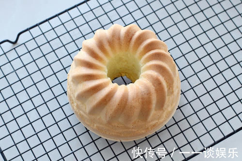 蛋糕|火遍全网的豆乳奶盖蛋糕，细腻浓郁一口就沦陷，原来做法非常简单