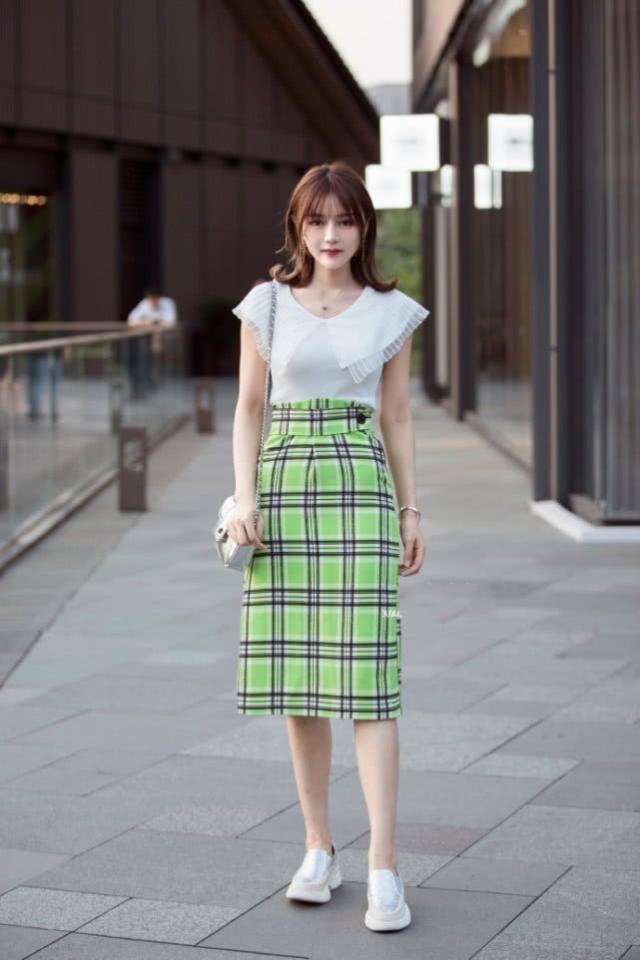 街拍:美女字母裙搭配针织衫,穿着呈现出唯美的姿态,优雅大方