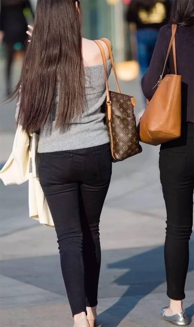 街拍美女:穿时尚露肩针织衫搭配黑色紧身牛仔裤小姐姐,知性优雅
