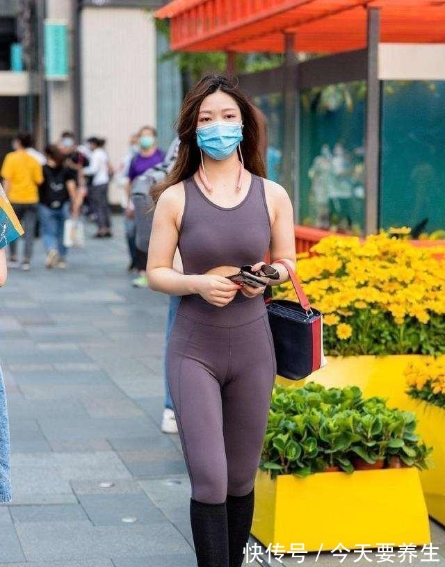 包包 黑色高级背心搭配白色包包，简单的配饰能给整体加分，清新职业！