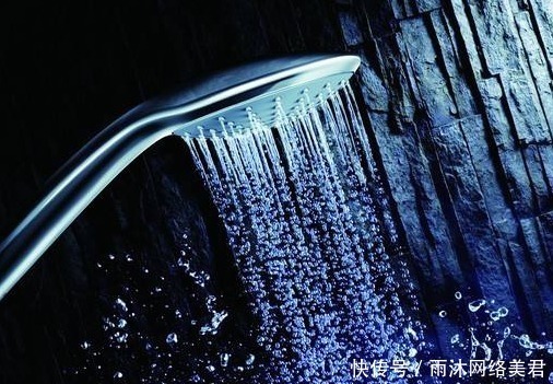 强身健体|不分男女,洗澡时最好别做4件事,特别第一个,一定要忍住!