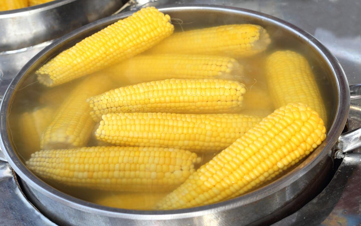 玉米|吃了30多年煮玉米，才知道好吃的做法，多加2味料，玉米软糯香甜
