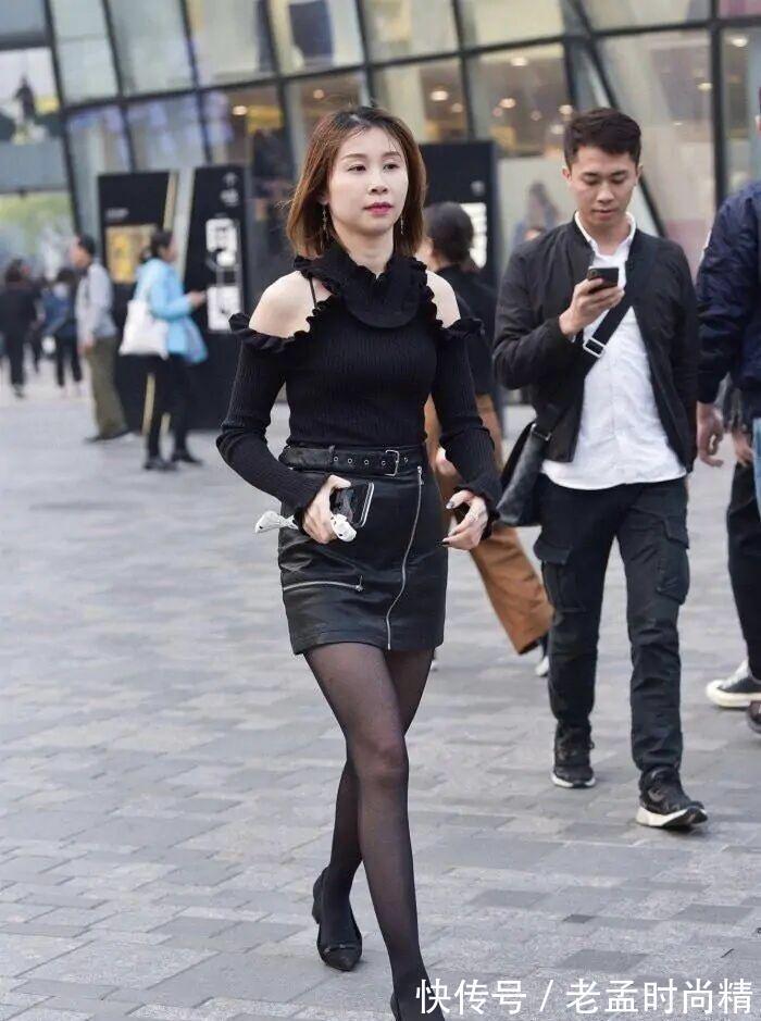 女孩|街拍:别再“惯”着连衣裙了,半身裙时髦又修身,聪明的女孩都在穿了!