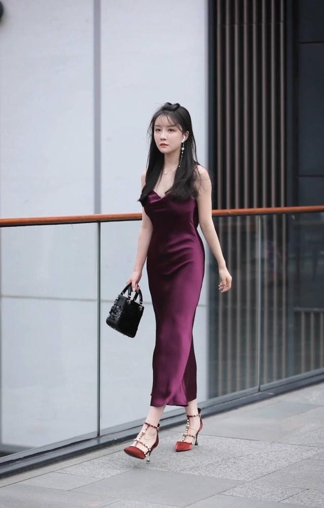 紫色 丝绸紫色连衣长裙搭配高跟凉鞋，高贵优雅，明艳端庄！