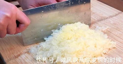 雪梨银耳羹|煮银耳时,别只会傻傻的泡水少了这一步,银耳煮再久也不会出胶