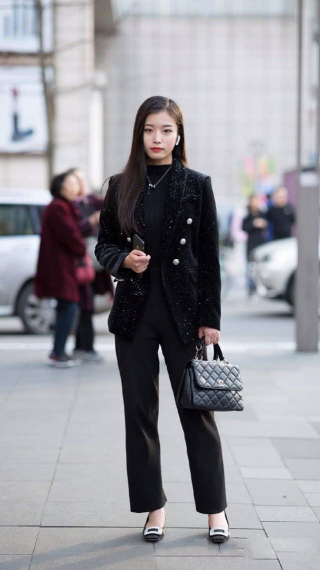 街拍:美女黑色休闲裤搭配蕾丝上衣,彰显年轻态和活力感