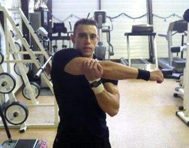 三角肌|三角肌怎么拉伸3个拉伸动作，提高训练效果！