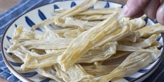 干腐竹别用冷水泡，水里多加2样，10分钟泡发，柔软有嚼劲，好吃