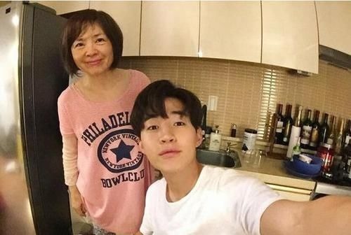 劉憲華|劉憲華公開自己加拿大的家，沙發(fā)配個卡通坐墊，生活有點(diǎn)太寒酸了