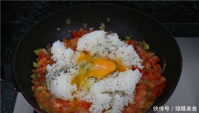 剩米饭完美的吃法不是炒,而是此做法,中西合璧,老人孩子都喜欢