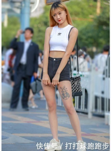 牛仔短裤|白色短打T恤搭配牛仔短裤,独特新颖,潮流个性