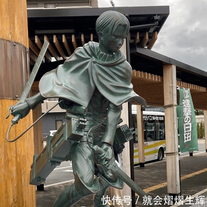 兵长铜像正式亮相,揭幕前:兵长有这么高?揭幕后:哦那没事了