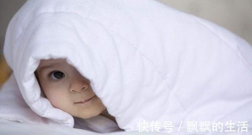 小孩子|睡姿影响颜值，除了“张嘴睡”之外，这几种睡姿也会导致娃变丑