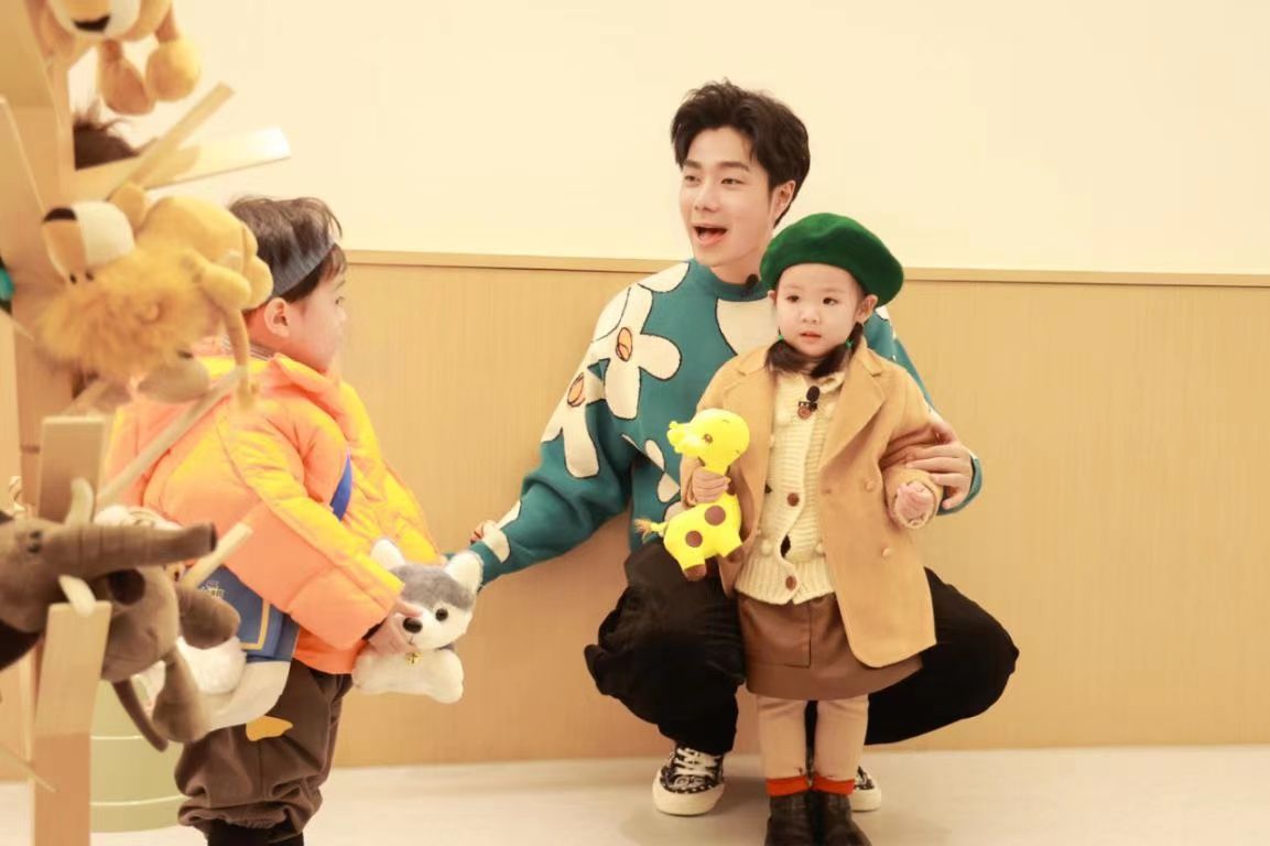 《爱上幼儿园6》竟然来了三位男老师!看袁成杰烧饼管栎如何“搞定萌娃”?