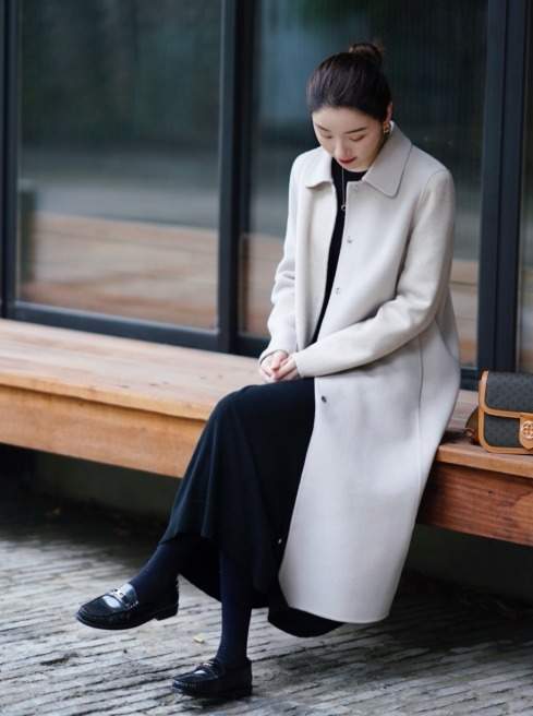 半身裙 今冬流行的“小黑裙”正火,搭配上大衣和羽绒服都超美,高级时髦