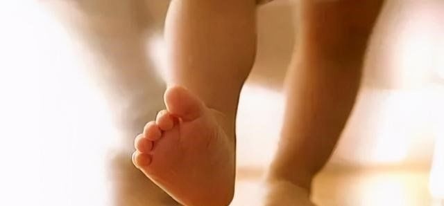 差别|“穿鞋早”和“总光脚”的孩子,长大后差别大,父母要注意别犯错