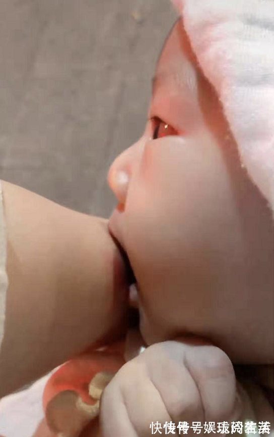 母乳|喂母乳到底有多疼?宝妈用手臂做了实验,网友:心疼妈妈们