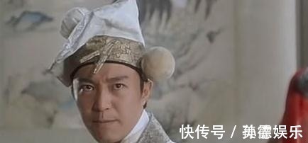 土财主&土财主为炫耀头衔挂出上联,一秀才路过添上一笔,惹人哈哈大笑