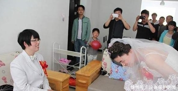 角色互换的结婚现场别开生面,丈夫穿上婚纱