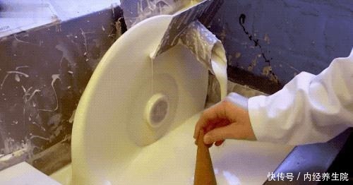  有格纹的冰淇淋蛋筒，是怎么在流水线上做出来的