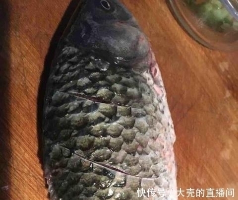 采食|鱼刺卡在喉咙里,喝醋也不行,教你1招,鱼刺自己跑出来,快收藏