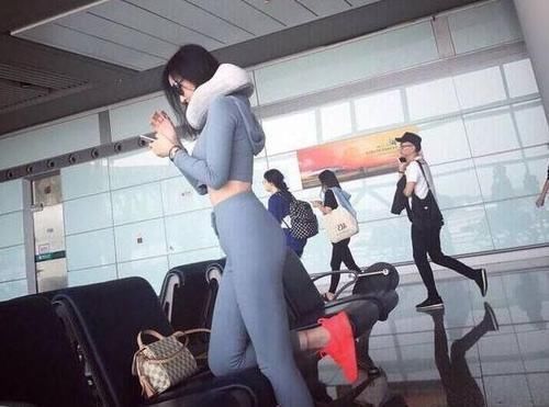 白皙时尚的打底裤时尚女，网友图2小姐姐真敢穿