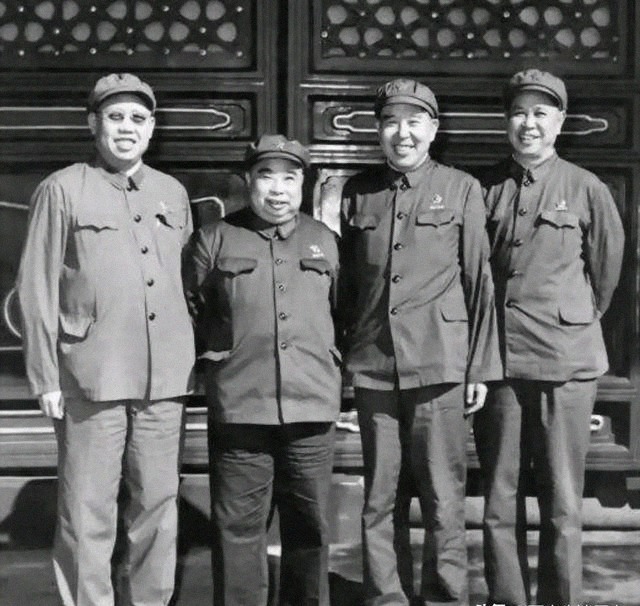 邱会作晚年定居西安,爱写主席诗词,部队的人仍称他为“老首长”