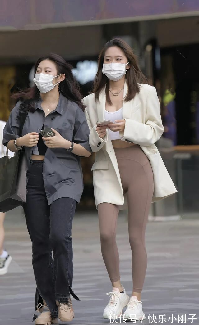 高跟鞋 穿健美裤尽量搭配风衣,以过膝、敞怀为主,兼顾温度与风度!