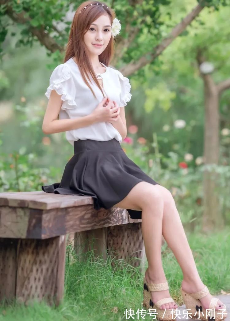 短款 白色圆领小衫,一条黑色短款百褶裙,秀出少女美腿,更加的美丽!