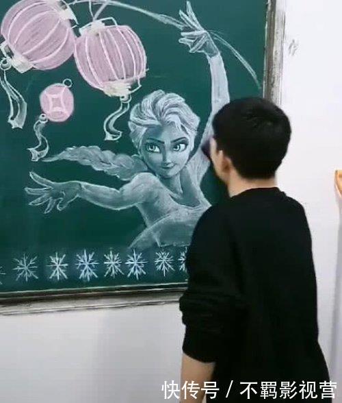 小姐姐黑板上画冰雪女王，惟妙惟肖，下一刻却被男生直接擦掉！