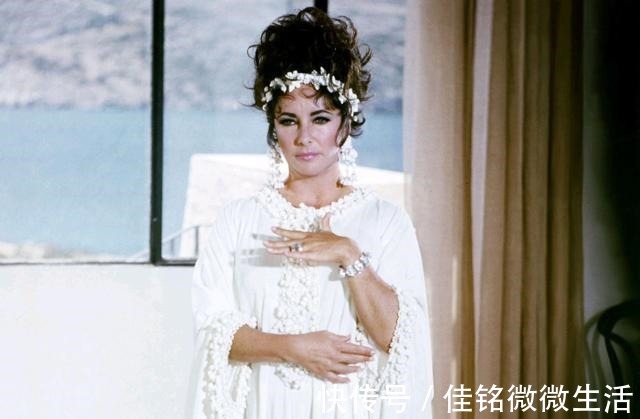 祖母绿 自带服装拍戏不算什么,泰勒拍电影自备珠宝,给剧组省了好多经费!