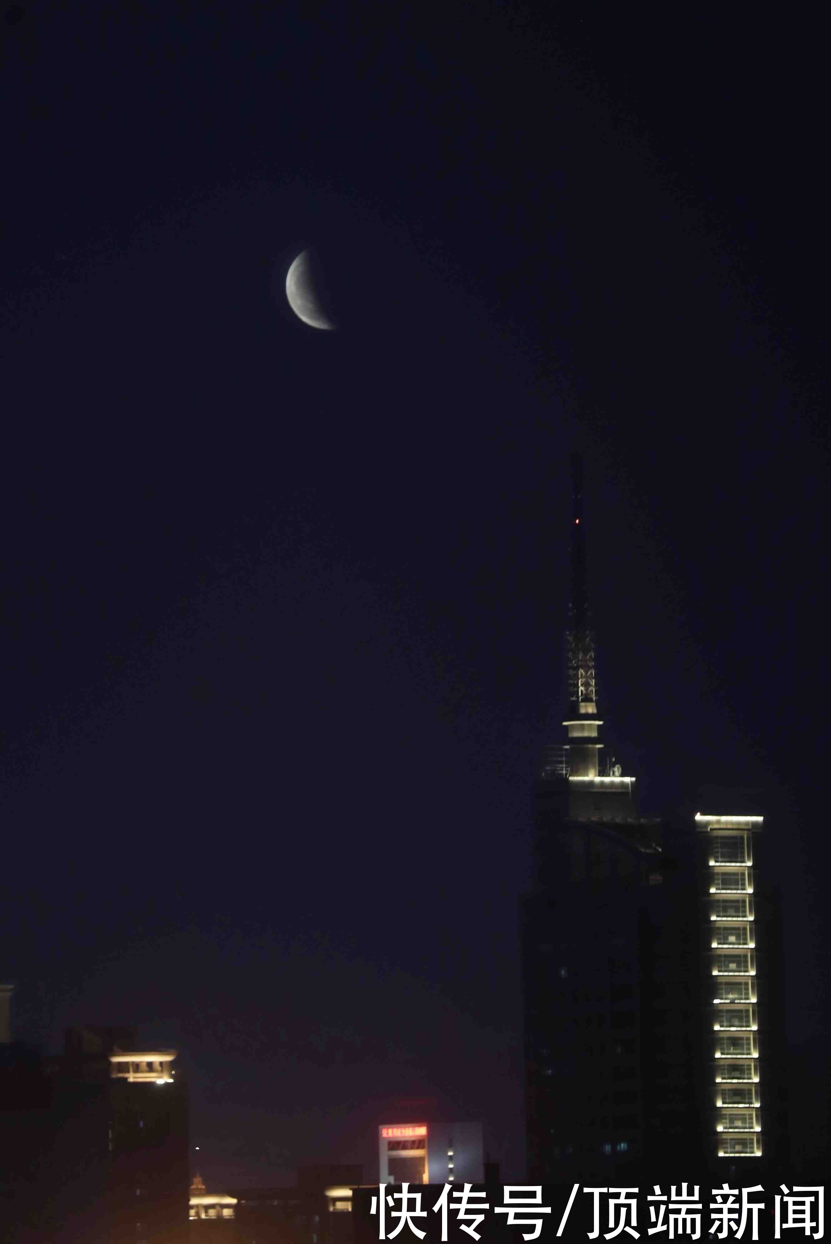 月亮 超级月亮上演“月全食”我省迎罕见带食月出