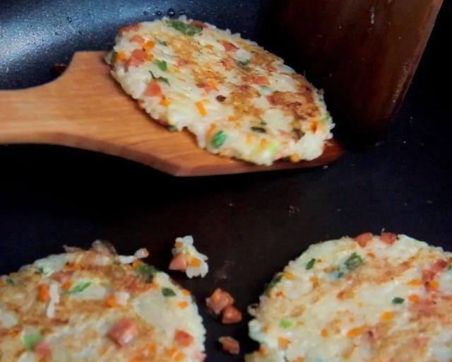 早餐|剩米饭这样做早餐,喷香焦脆,大人小孩都爱吃