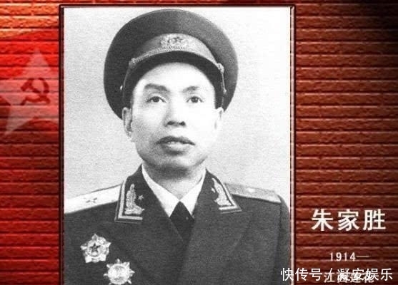 将军|开国少将出差睡6人间,县武装部长睡单间,将军的做法让人意外!