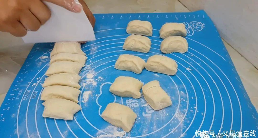 油炸小|面粉这么做才简单,锅里炸一下,既是油条又是面包,真的太香了