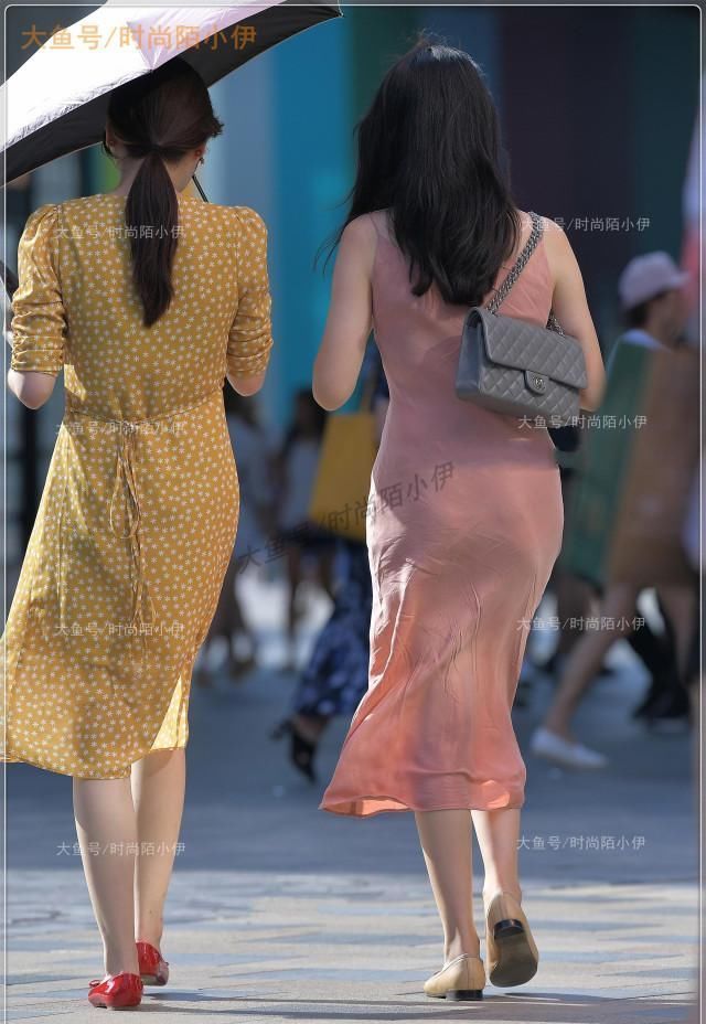 粉色吊带裙VS黄色斑点裙,一个优雅浪漫,一个青春活泼