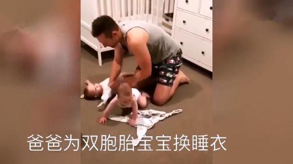 新手|新晋奶爸为俩娃穿衣火了,被网友纷纷调侃:两只手抓不过来要急死