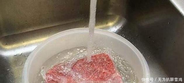 冰箱刚拿出来的冻肉, 教你1招, 快速把冻肉解冻