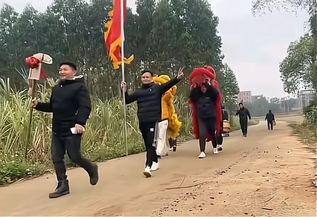 天才少女|全红婵老家欢度春节!举旗舞狮挨家拜年,红姐家成重点拜年对象