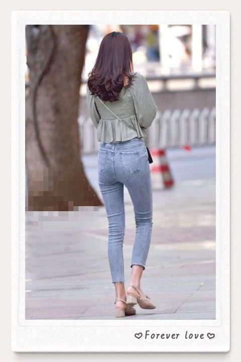 紧身 紧身牛仔裤装扮时尚简单,大方又显气质和个性,展现你的好身材!