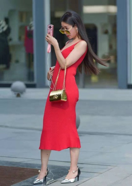 优美|红色连衣裙搭配银黑色高跟鞋,优美迷人,光彩夺目