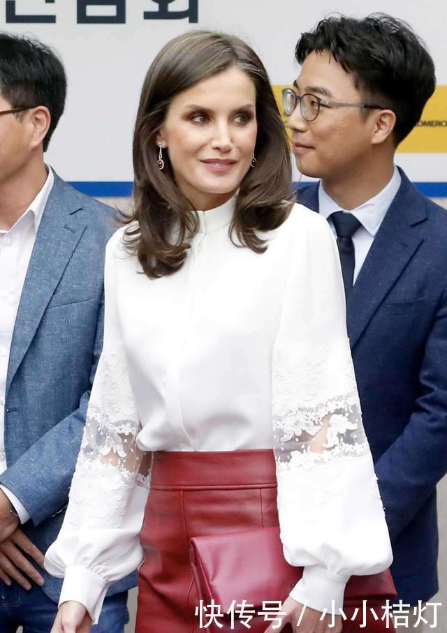 气质|西班牙王后带火了“无领衫”,搭配半身裙优雅高级,50岁也能穿