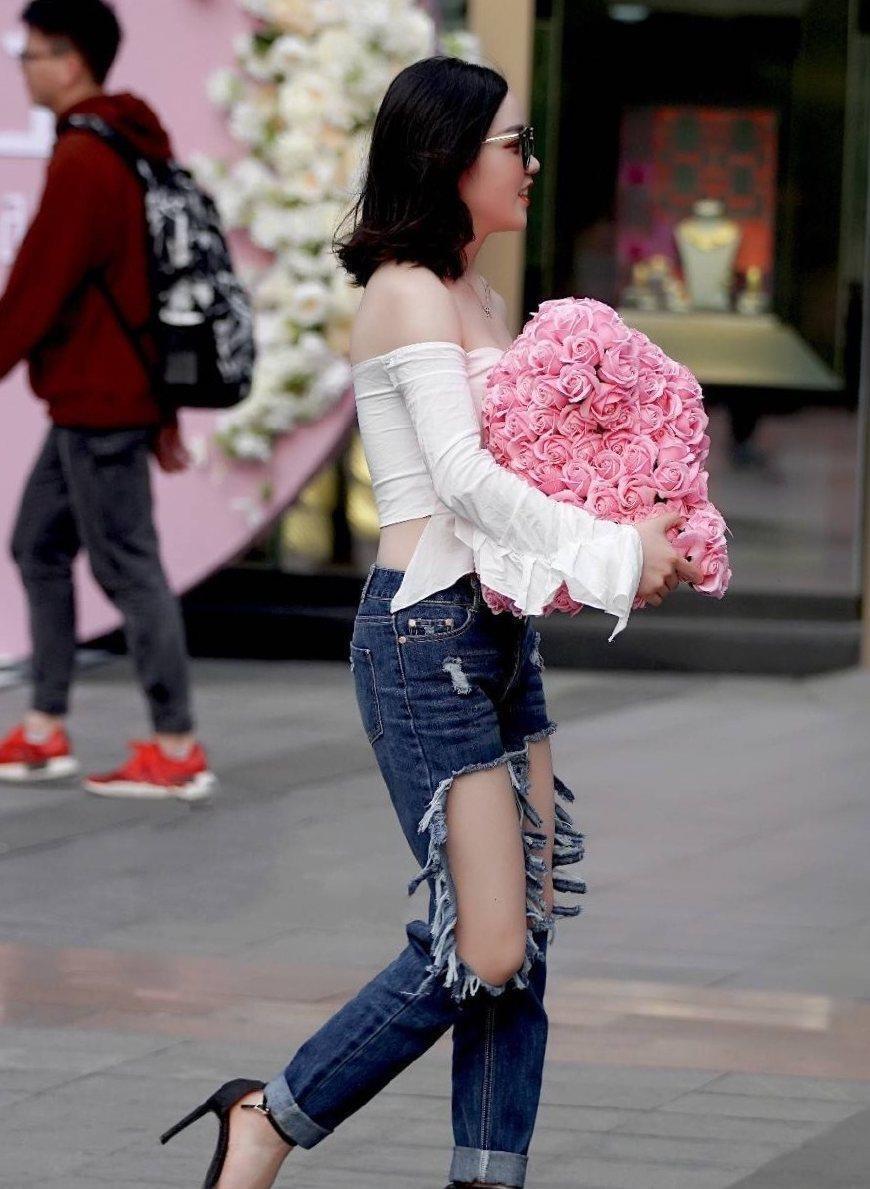 街拍白色短款紧身衣,搭配个性牛仔裤,性感时尚范