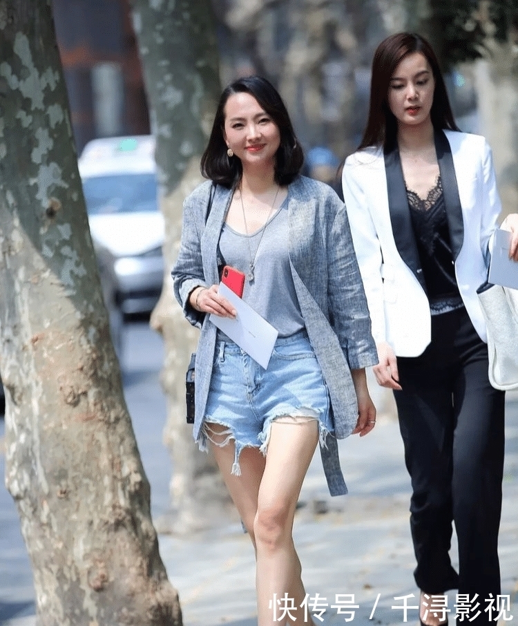 周末出行的时尚穿搭,休闲和西装的独特搭配,更加的凸显个人魅力