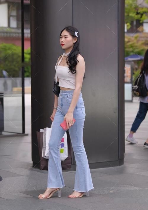 打底裤小姐姐，尽显潮流风范儿，时尚简约不失优雅