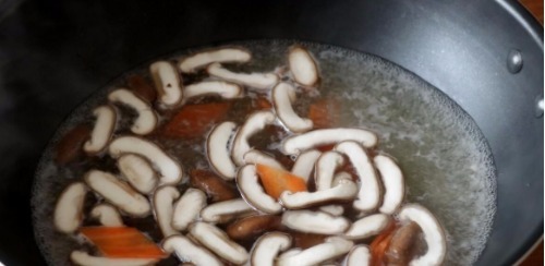  腐竹|香菇便宜又好吃，配上腐竹这样做，汤汁浓郁味道鲜美，特别下饭