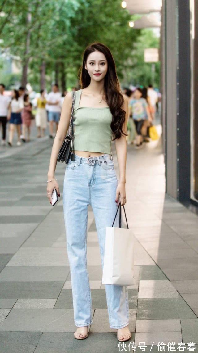 小蛮腰 小姐姐牛仔裤搭配绿色背心,笑容甜美,尽显潮流的青春气息