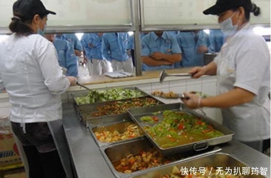 阿姨|为什么学校食堂宁愿倒掉饭菜,也不给学生多打?食堂阿姨说漏了嘴