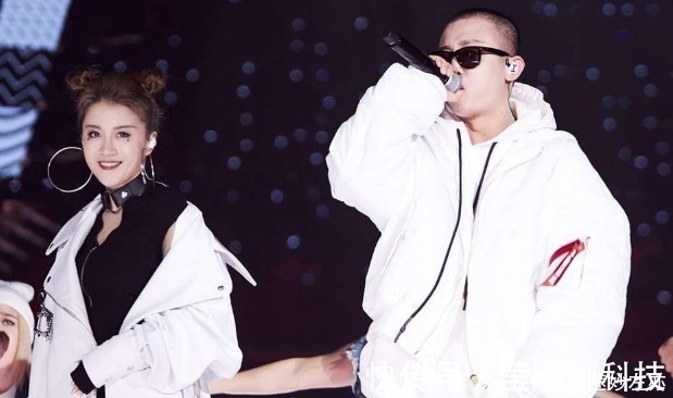 她在参加中国好声音成名后，嫁给爱奇艺总裁，今30岁成人生赢家