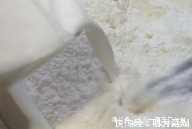 秘制|玉米面是宝,教你秘制新吃法,不蒸不煮不炸,出锅全家流口水,香